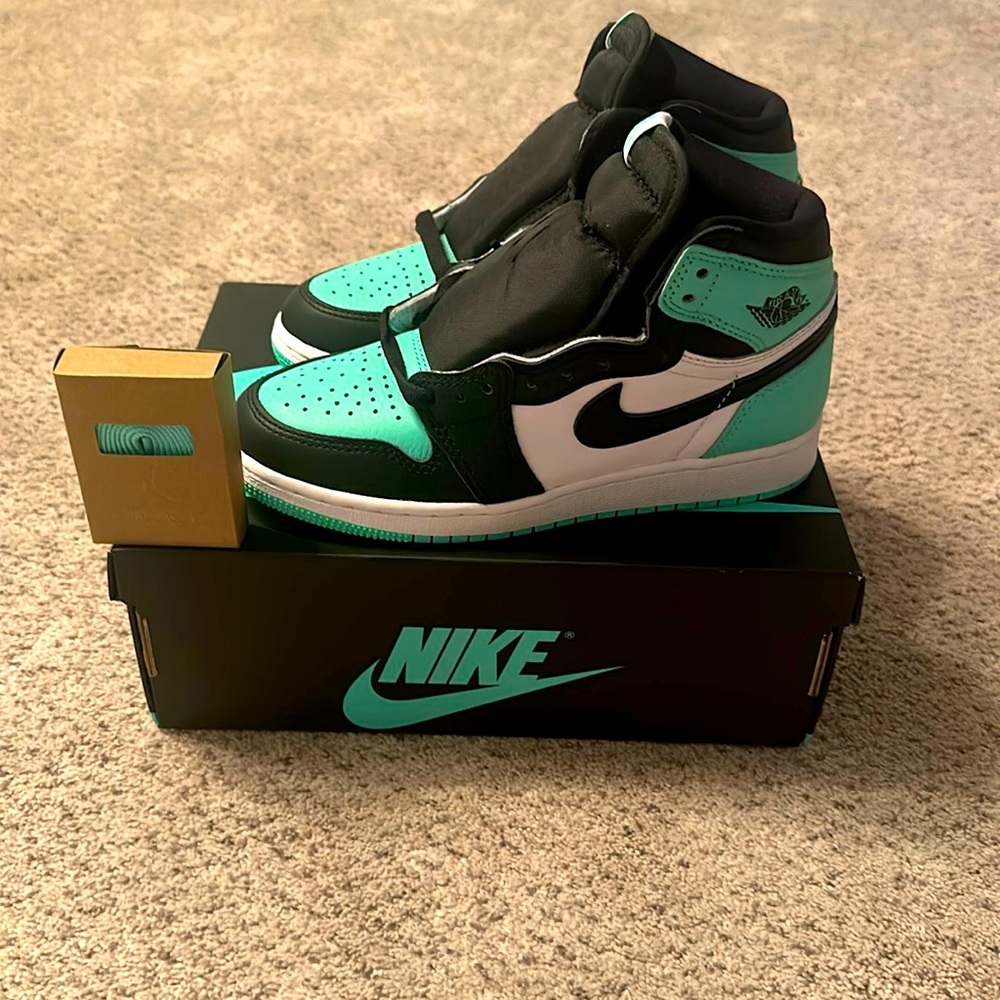 Nike Air Jordan 1 Retro High OG GS in green glow